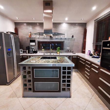 Luxury Basement In The Surrounding Of Budapest Apartment Mogyorod Bagian luar foto