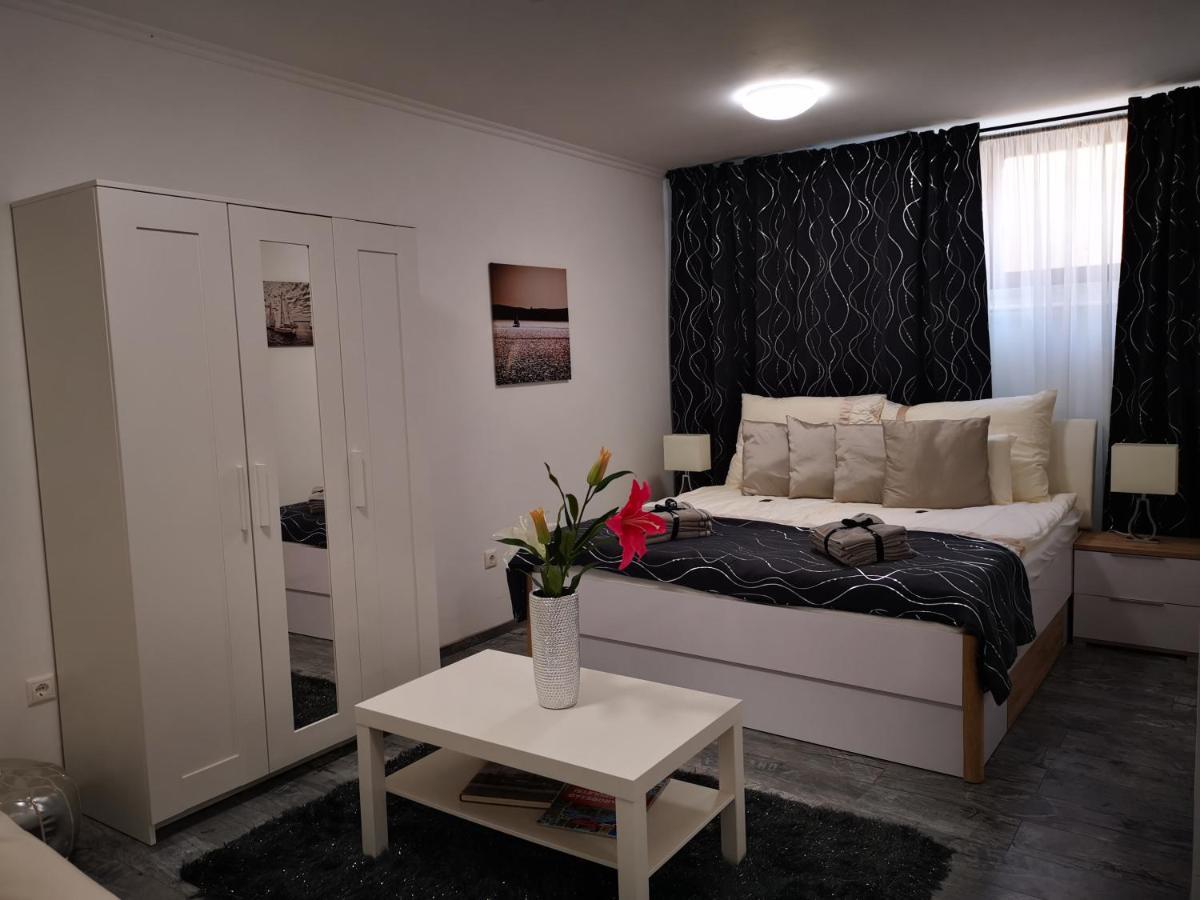 Luxury Basement In The Surrounding Of Budapest Apartment Mogyorod Bagian luar foto