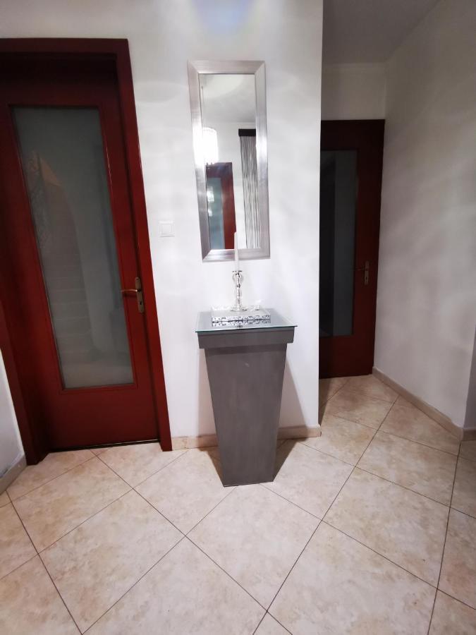 Luxury Basement In The Surrounding Of Budapest Apartment Mogyorod Bagian luar foto