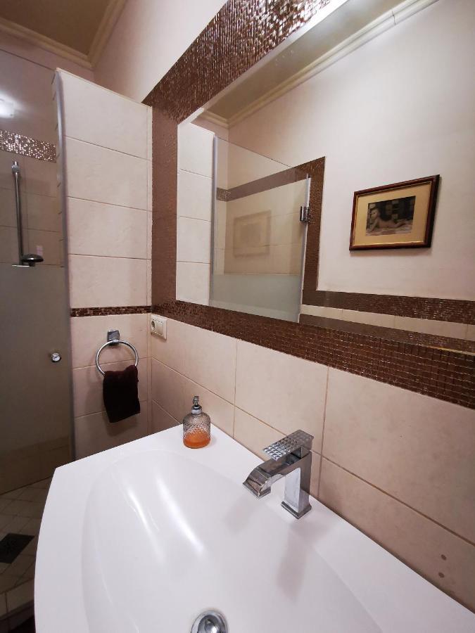 Luxury Basement In The Surrounding Of Budapest Apartment Mogyorod Bagian luar foto