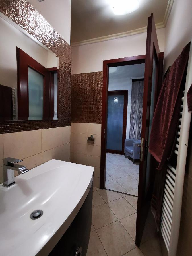Luxury Basement In The Surrounding Of Budapest Apartment Mogyorod Bagian luar foto