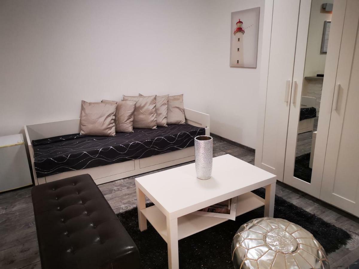 Luxury Basement In The Surrounding Of Budapest Apartment Mogyorod Bagian luar foto